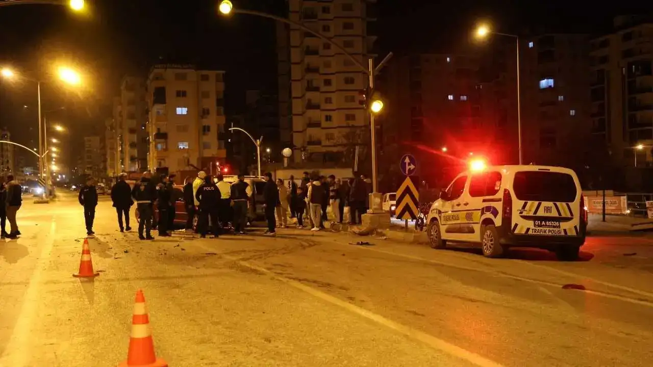 Adana’da Babadan Kalan Yadigar Araç Perte Çıktı! 2 Yaralı 1